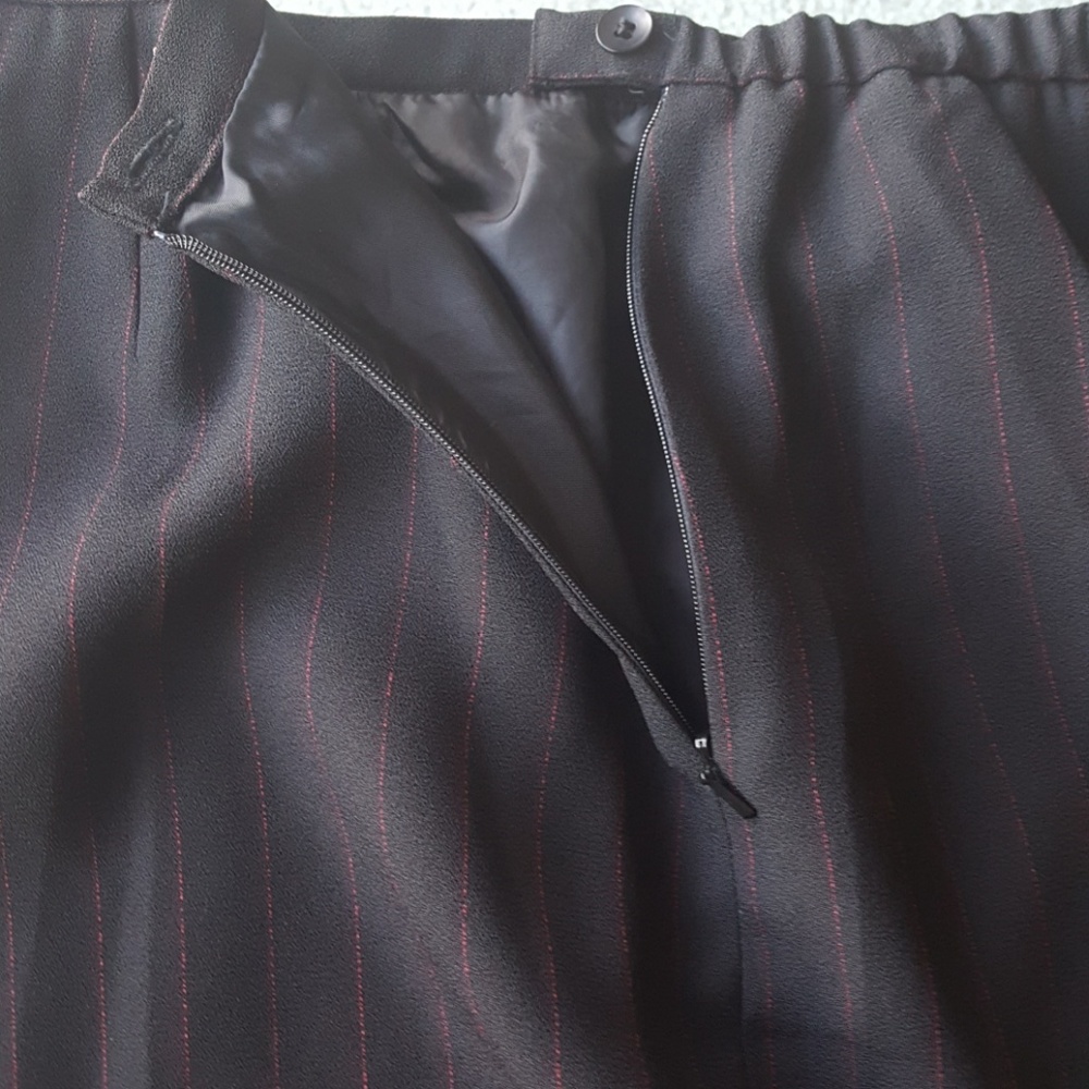 Karen Scott. Blackw/ delicate red striped skirt